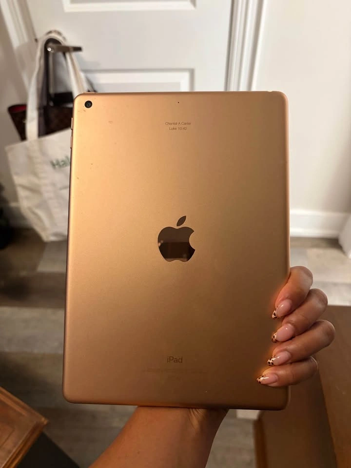 Rose Gold 6th gen IPad - photo 2