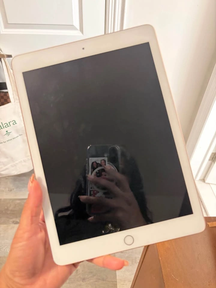 Rose Gold 6th gen IPad - photo 3