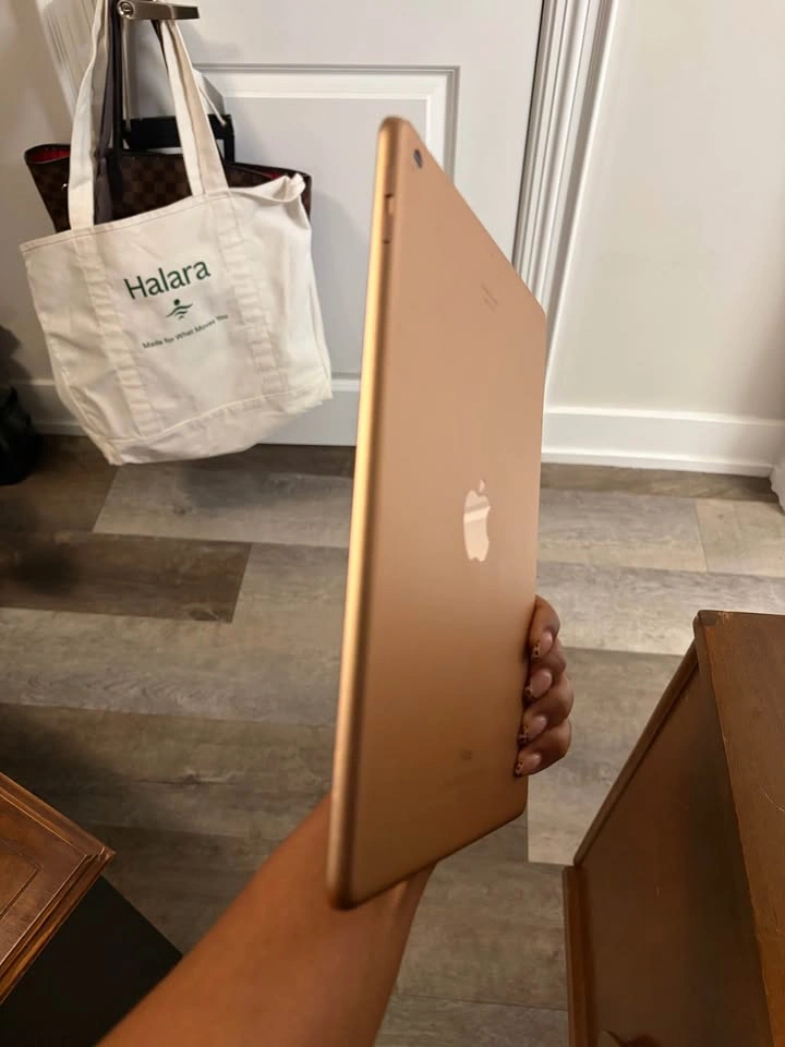 Rose Gold 6th gen IPad - photo 4