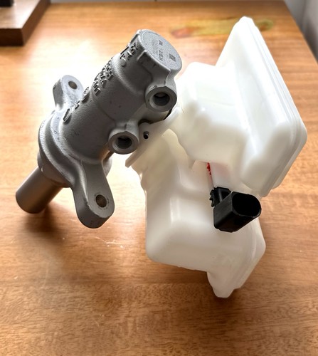 BOSCH Brake Master Cylinder 8640ZA PMC801 OEM Used - photo 2