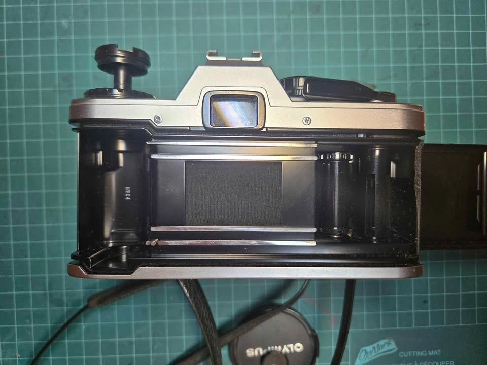 Olympus OM10 with Zuiko 50mm f/1.8 Lens - photo 5