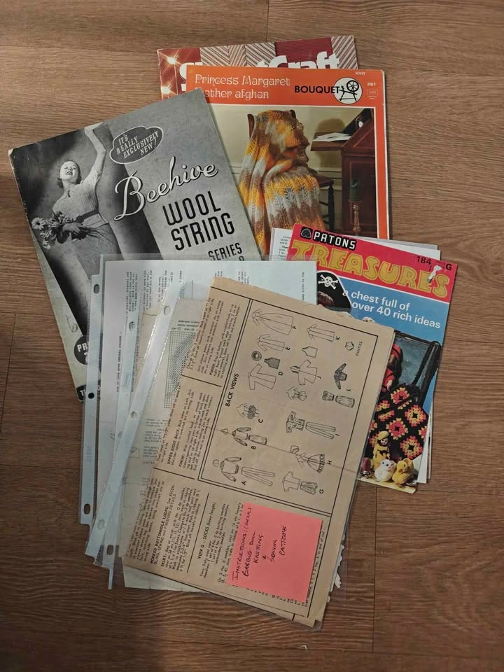 Vintage paper ephemera, papers, magazines - photo 3