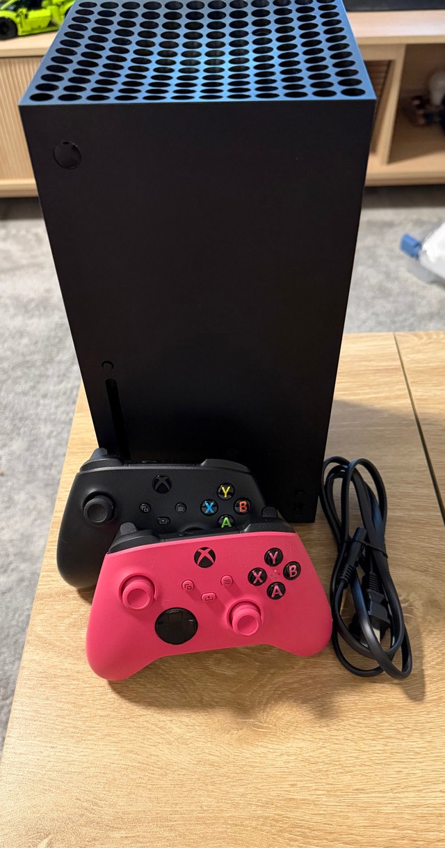 Xbox Series X 1TB + 2 Controllers – $800 CAD - photo 2