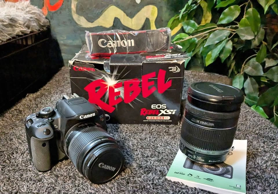 Canon Rebel XSI t4i needs charger - 150$