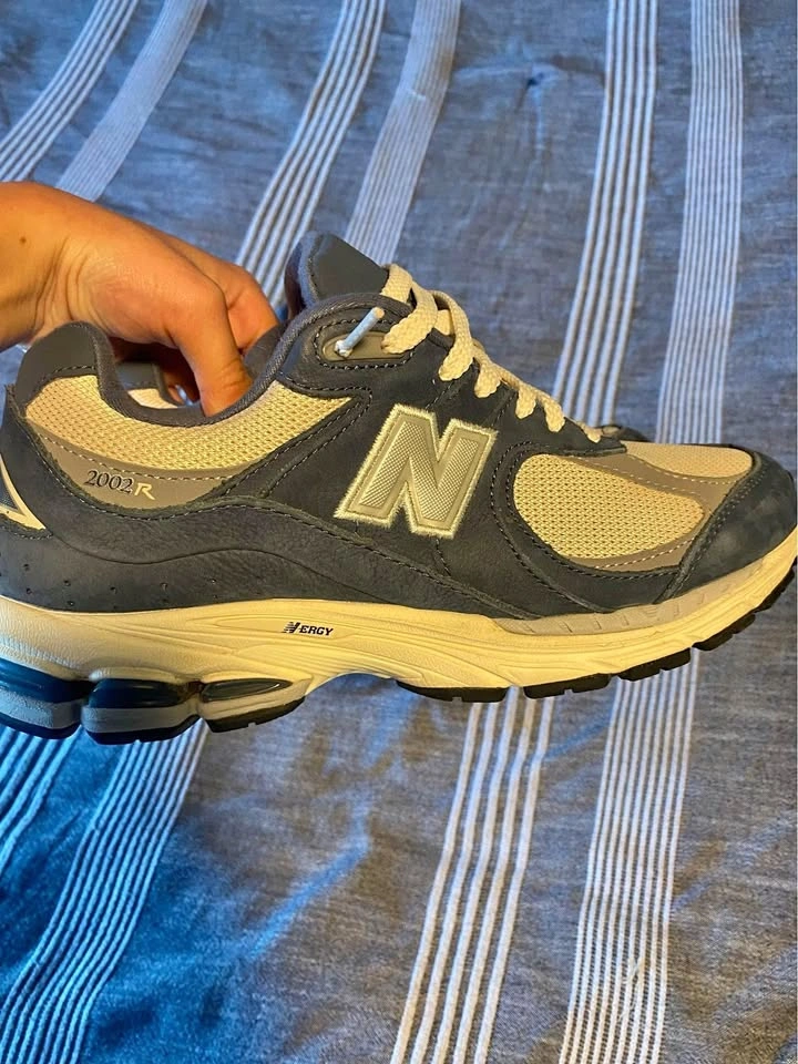 New balance 2002R