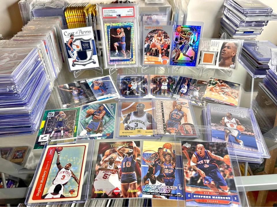 New York Knicks Team Lot With A Jersey of Your Choice!