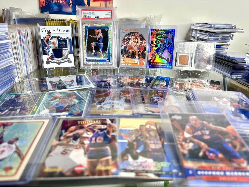 New York Knicks Team Lot With A Jersey of Your Choice! - photo 4