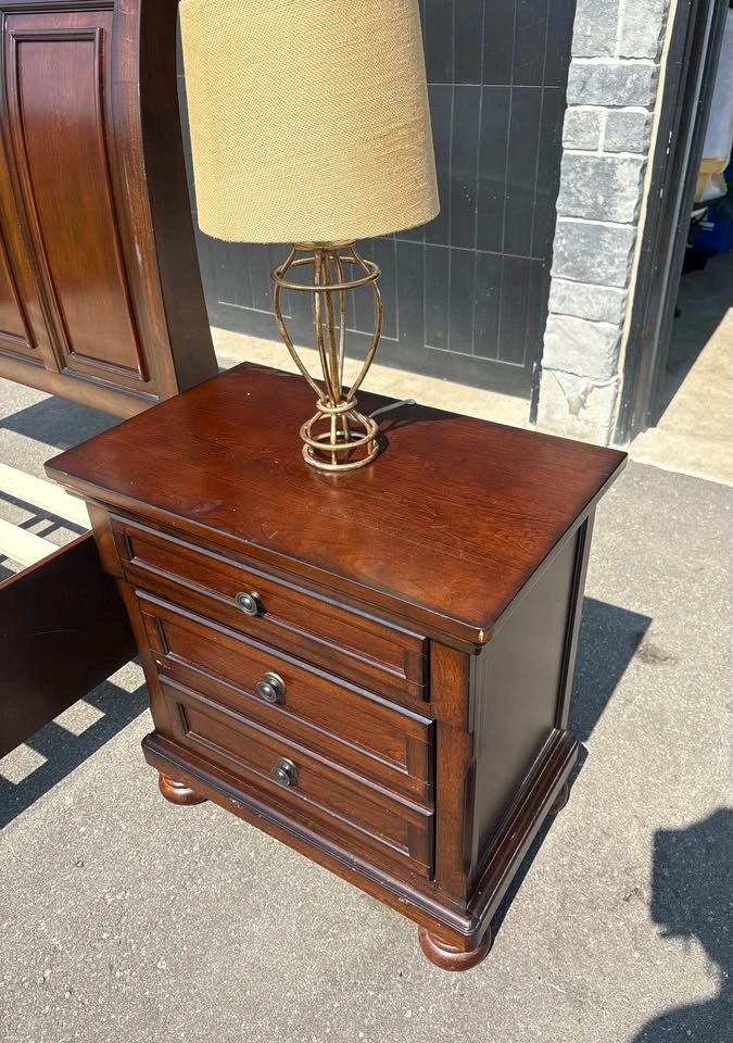 Queen Bedroom Set with Frame, Side Table and Lamp- Free Delivery - photo 5
