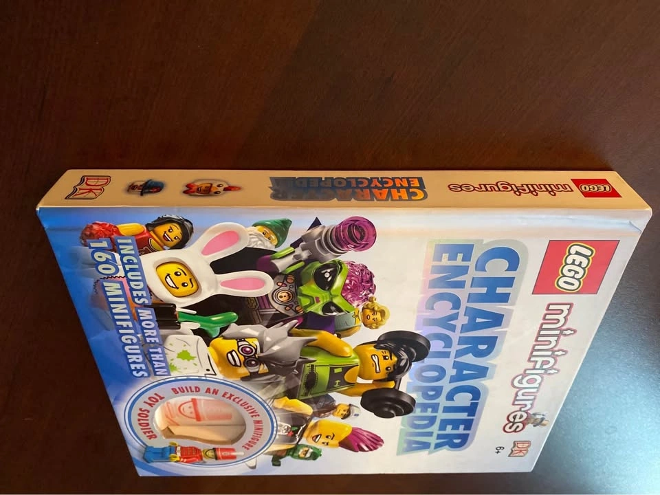 LEGO Minifigures Character Encyclopedia Book w/ Exclusive Toy So - photo 2