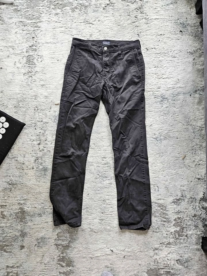 Black Levi's jeans, size 28