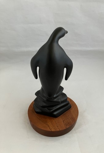 B. C. CERAMICS Walnut Mounted Penguin by Herta Gerz, Vancouver - photo 3