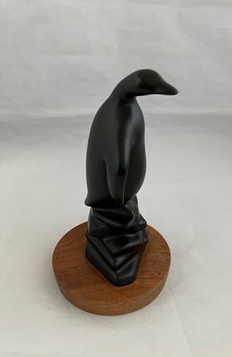 B. C. CERAMICS Walnut Mounted Penguin by Herta Gerz, Vancouver - photo 4