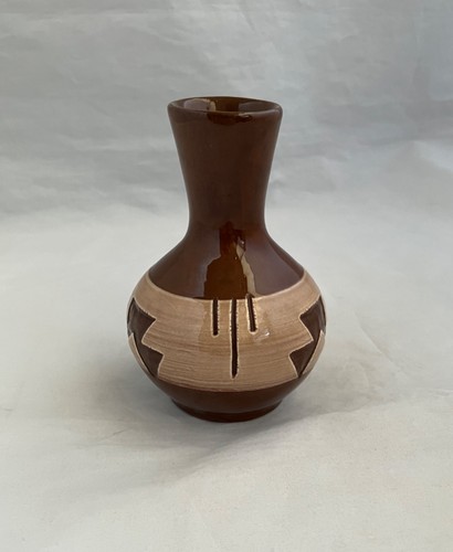 FAITH SWAN Sioux Pottery 4" Vase, South Dakota - photo 2