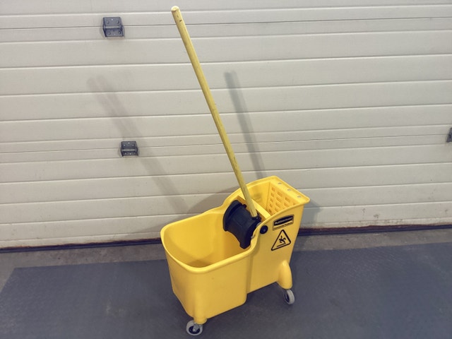Rubbermaid Mop Bucket - photo 2