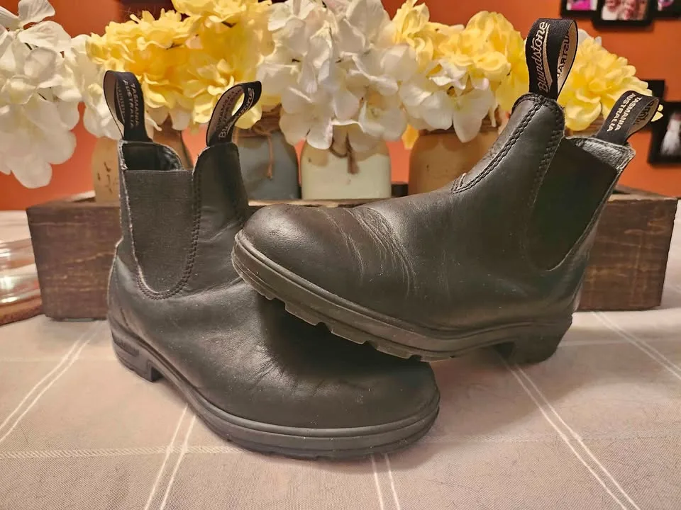 Black Blundstones boots thumbnail