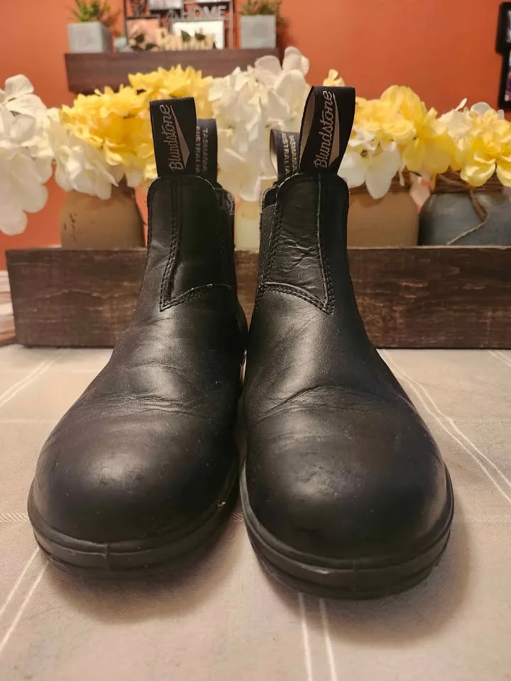 Black Blundstones boots image indicator(2)