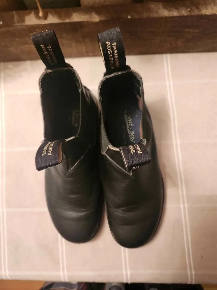 Black Blundstones boots image indicator(3)