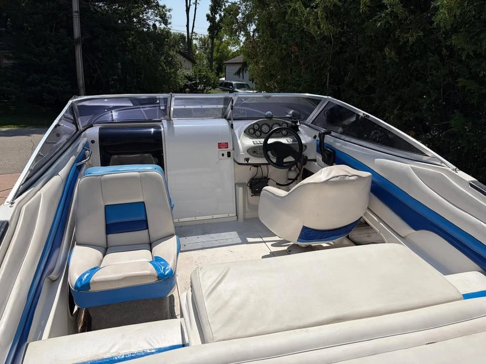 Priced to sell - 20.5ft Boat - 4.3L Mercruiser engine 220hp - photo 3