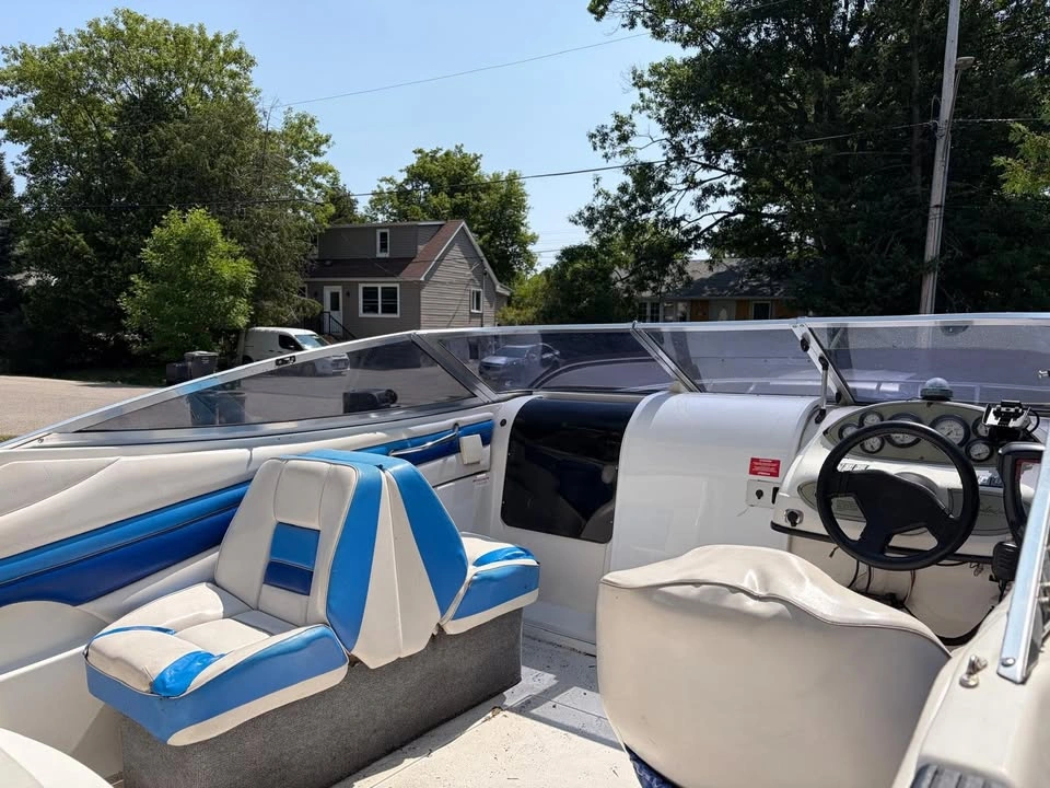 Priced to sell - 20.5ft Boat - 4.3L Mercruiser engine 220hp - photo 4