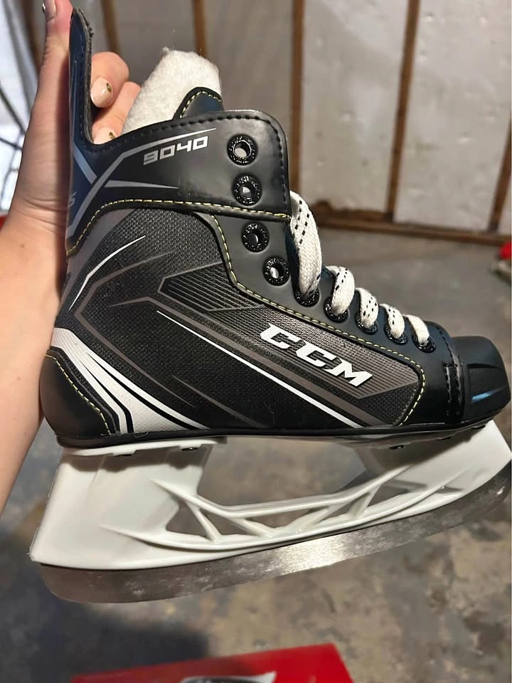 Youth CCM 9040 Skates