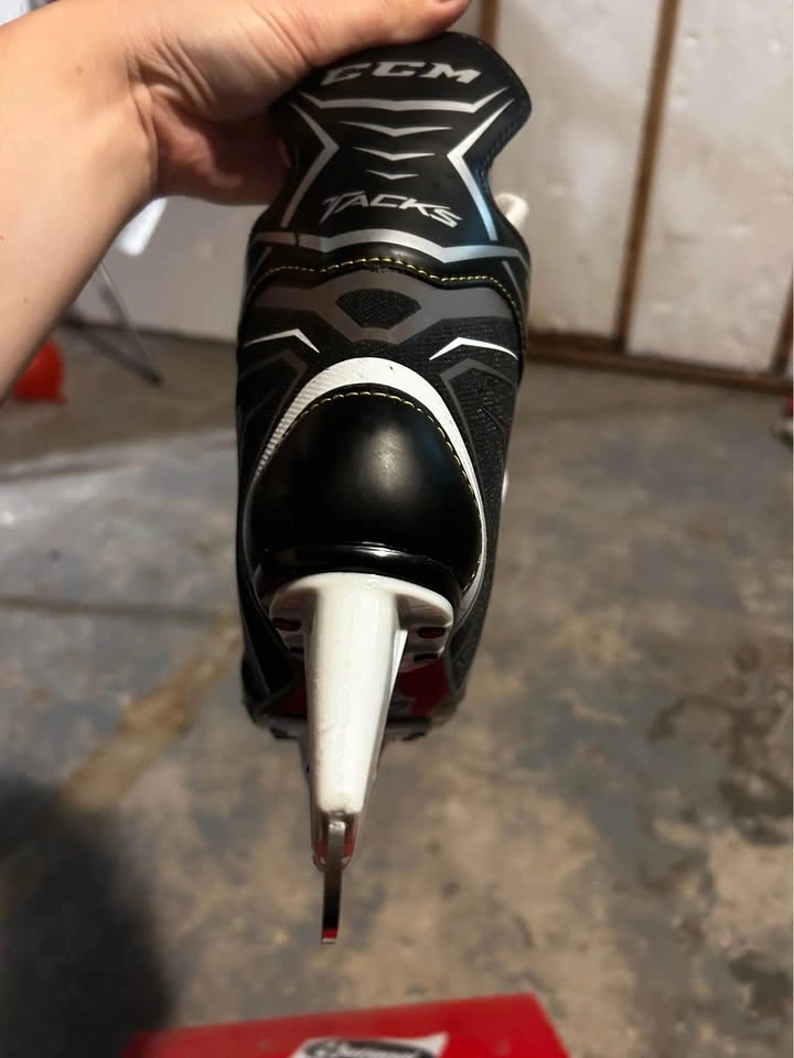 Youth CCM 9040 Skates - photo 2