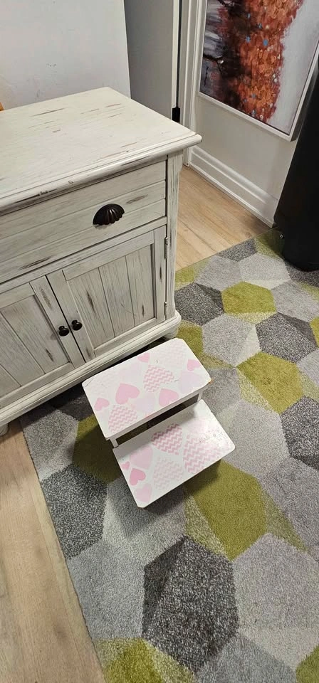 White Wooden Two-Step Stool with Pink Heart Pattern - photo 2