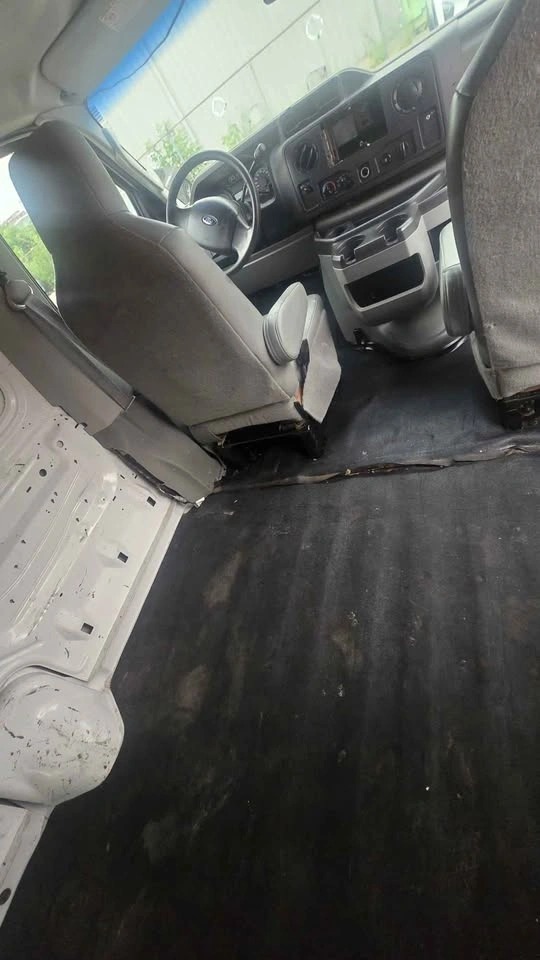 2012 Ford E250 Super Duty Cargo - photo 4