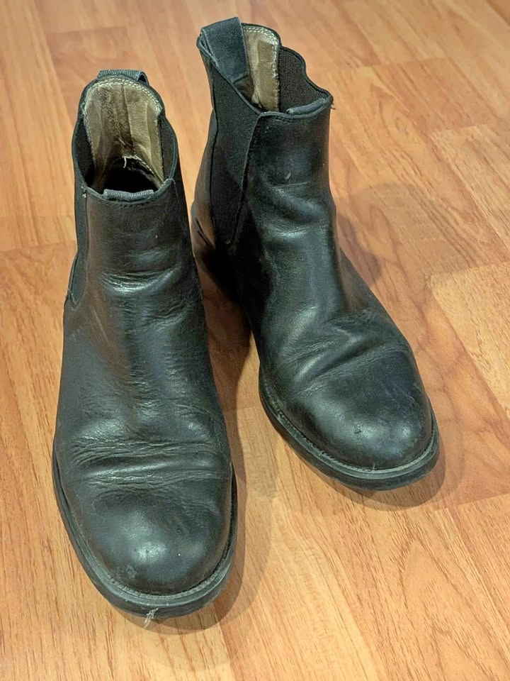 Black Leather Chelsea Boots (EU36)