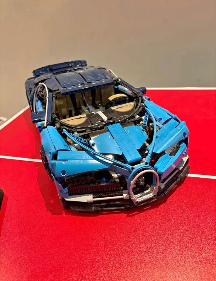 LEGO Technic Bugatti Chiron 42083