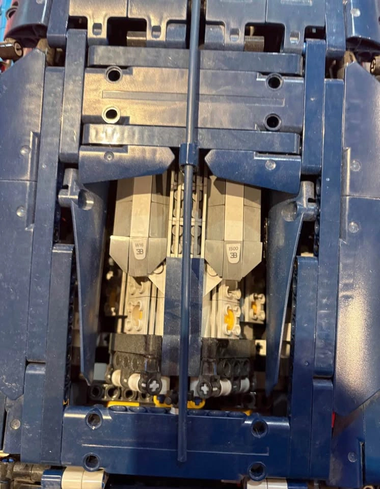 LEGO Technic Bugatti Chiron 42083 - photo 4