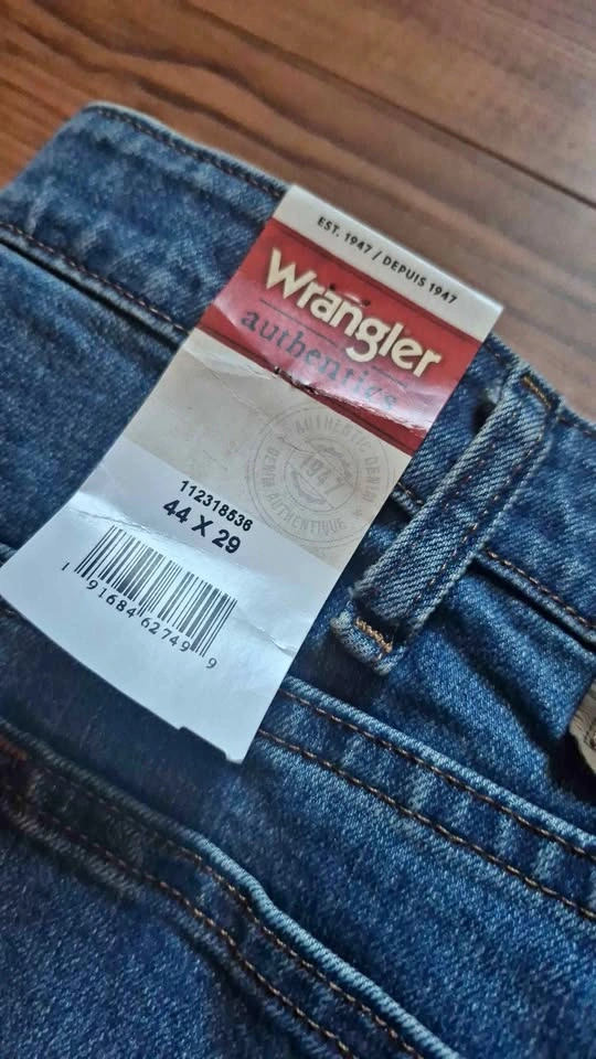 Wrangler Relaxed Fit Jeans - New with Tags ( 44x29)