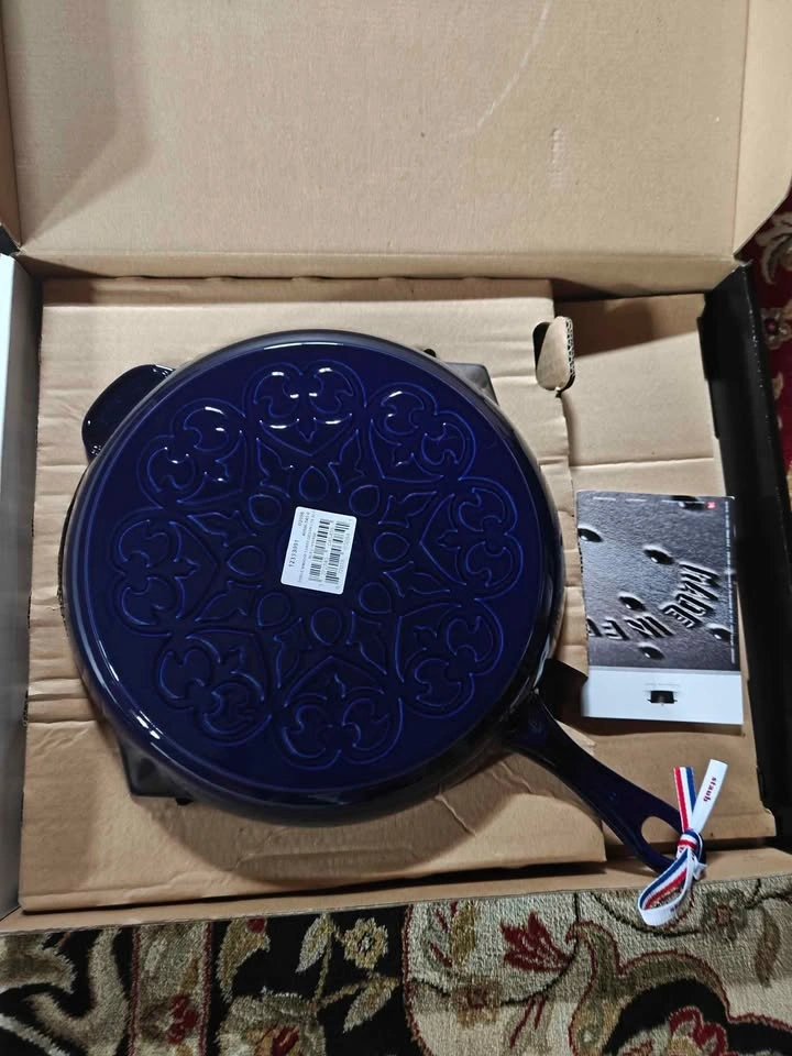 NEW Staub 12-inch (30 cm) Cast Iron Frying Pan Lily Pattern - photo 2
