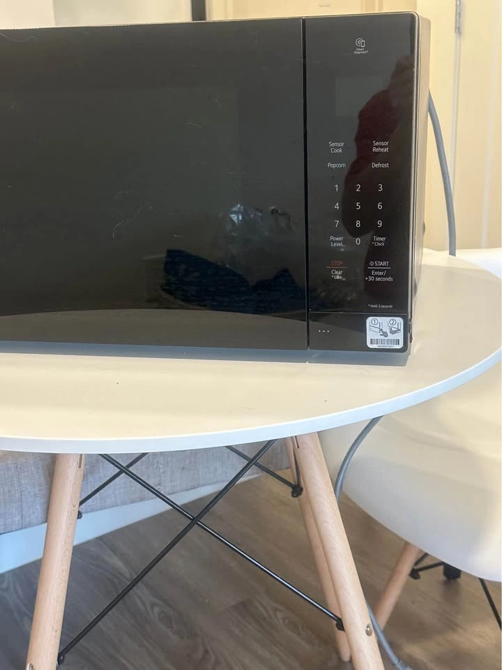 LG Microwave - photo 2