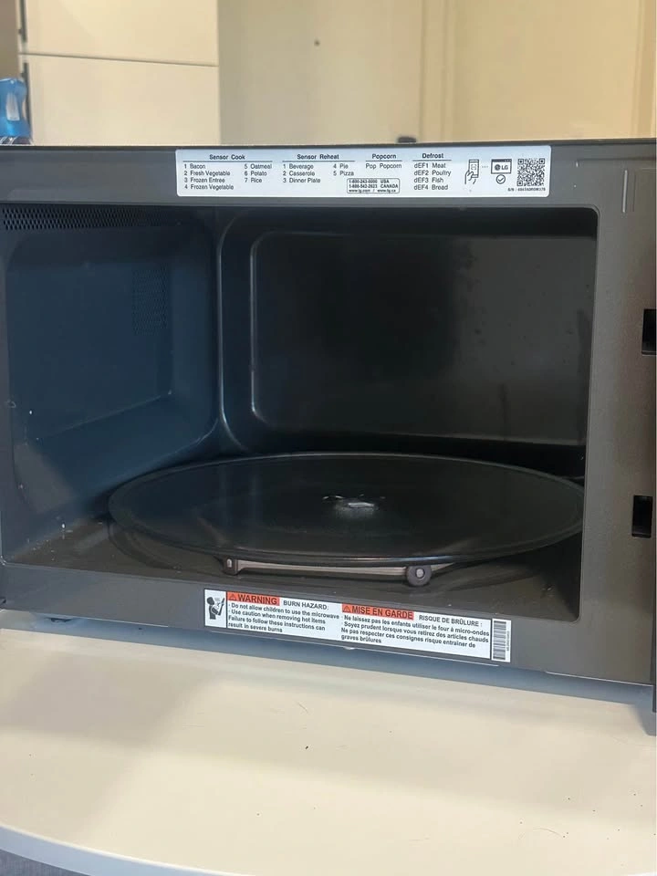 LG Microwave - photo 3