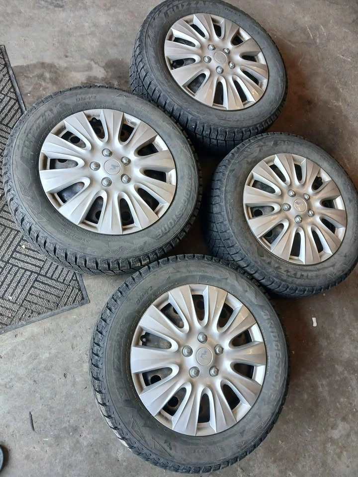 Set of 225 60 17 Bridgestone Blizzak Winter Tires like new