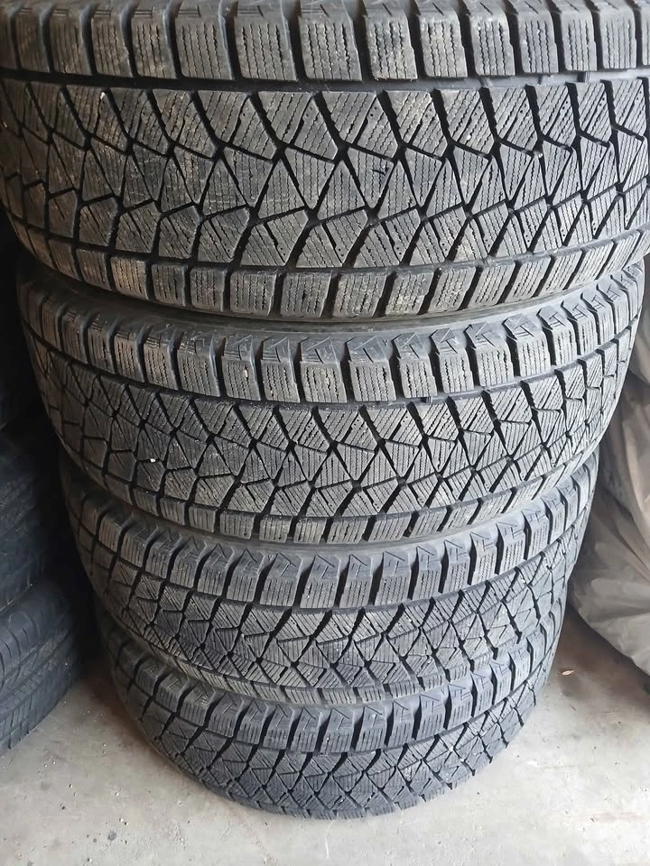 Set of 225 60 17 Bridgestone Blizzak Winter Tires like new - photo 3