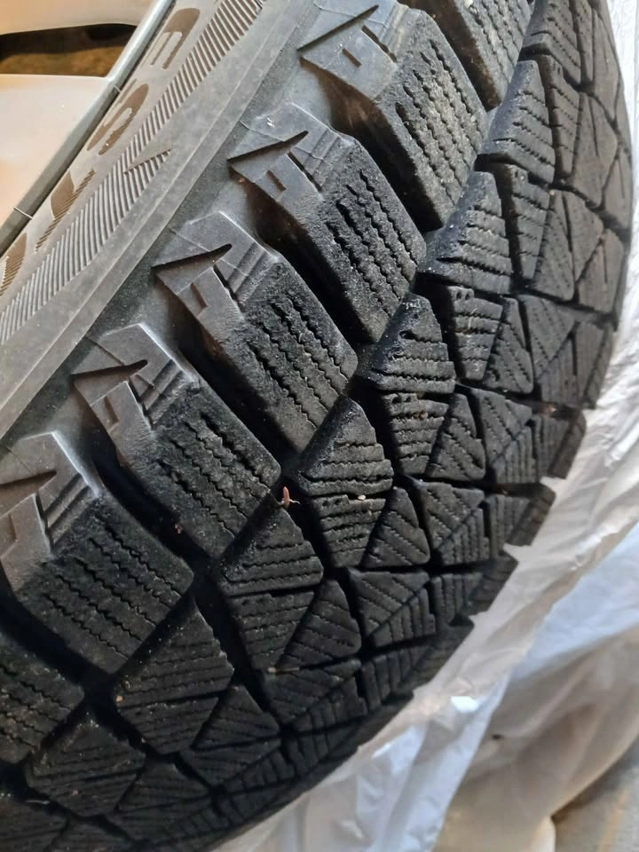 Set of 225 60 17 Bridgestone Blizzak Winter Tires like new - photo 4