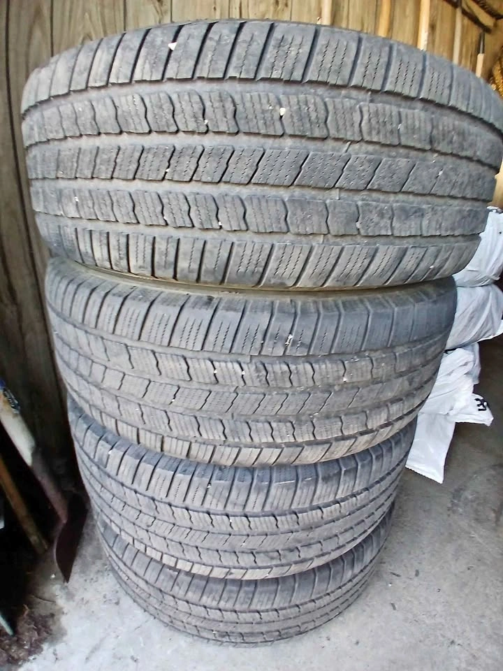 Michelin Defender 275/60R20 M+S Tires (Set of 4)