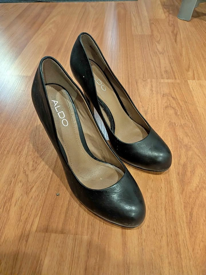 Aldo Black Leather Pumps