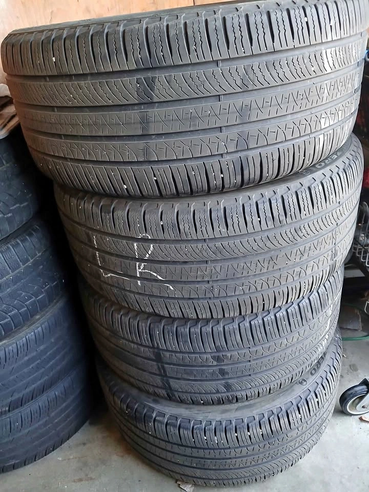 Set of Pirelli Scorpion Zero 275 40 22 Tires (4)