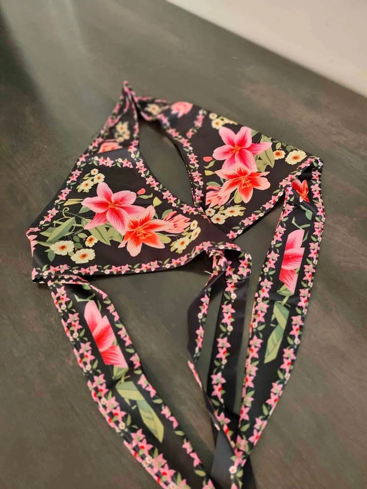 🌺 Floral Halter Crop Top – Stylish & Chic 🌺