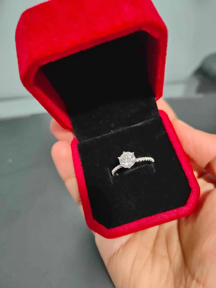 Stunning 1 Carat Moissanite Sterling Silver Ring