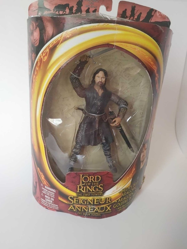 Toy Biz Lord of the Rings Helm's Deep Aragorn Action Figure