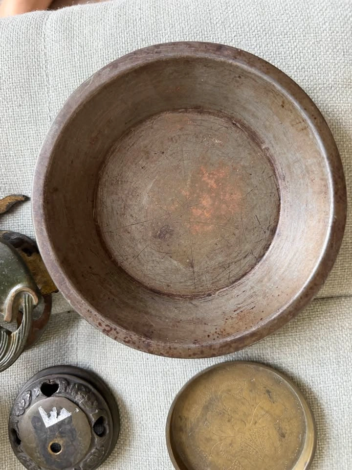 Set of metal brass vintage items: plates, ash bowls, candlestick - photo 3