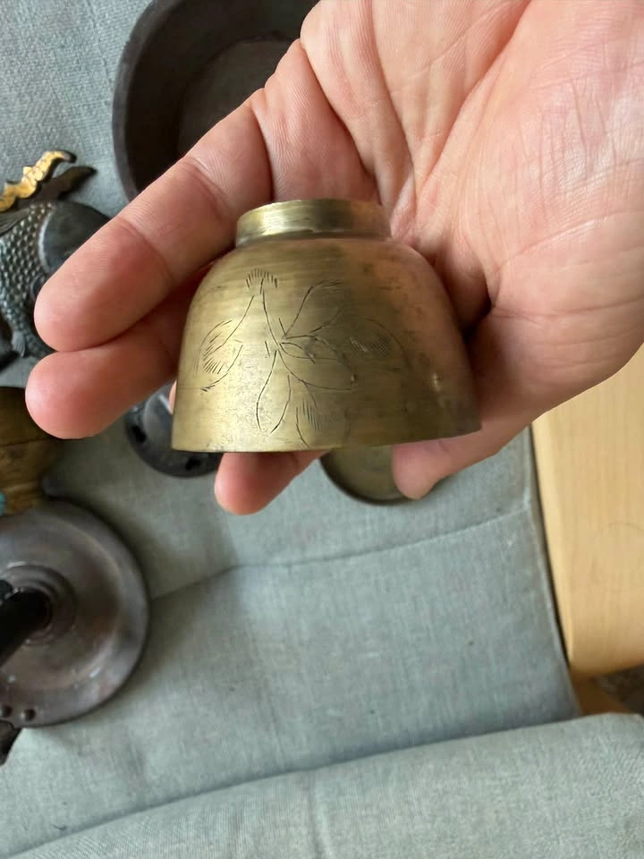 Set of metal brass vintage items: plates, ash bowls, candlestick - photo 4