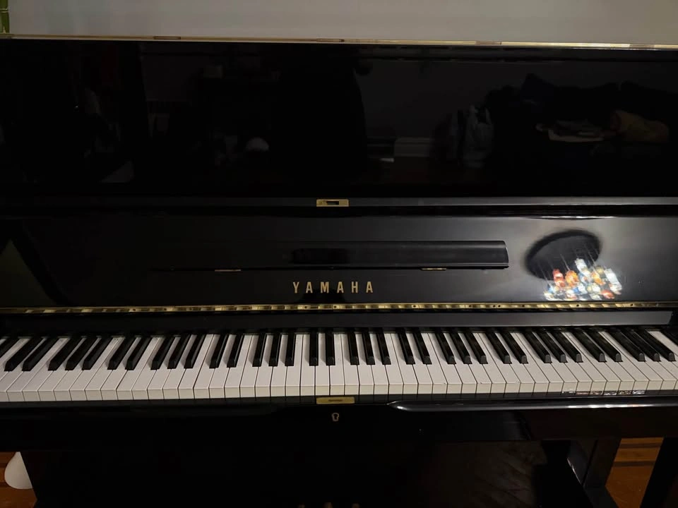 Yamaha Upright Piano – Excellent Condition! - photo 2