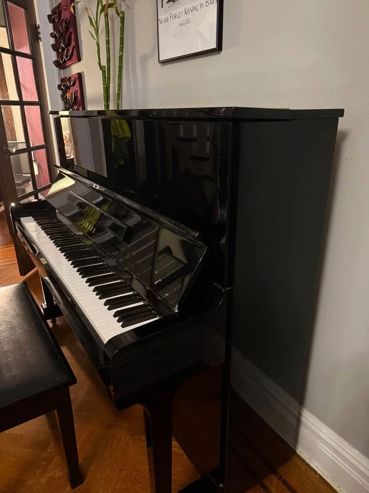 Yamaha Upright Piano – Excellent Condition! - photo 3
