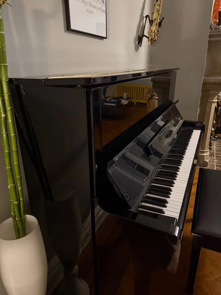 Yamaha Upright Piano – Excellent Condition! - photo 4