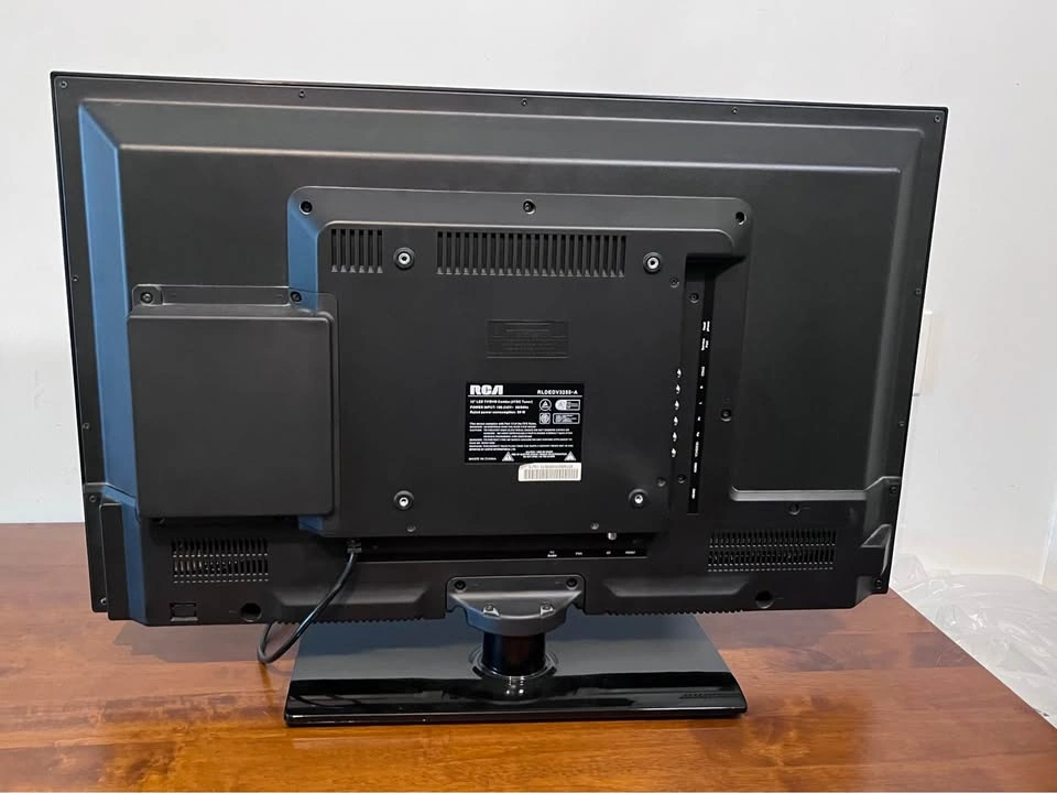 RCA 32” LED TV with Built-in DVD Player - photo 2