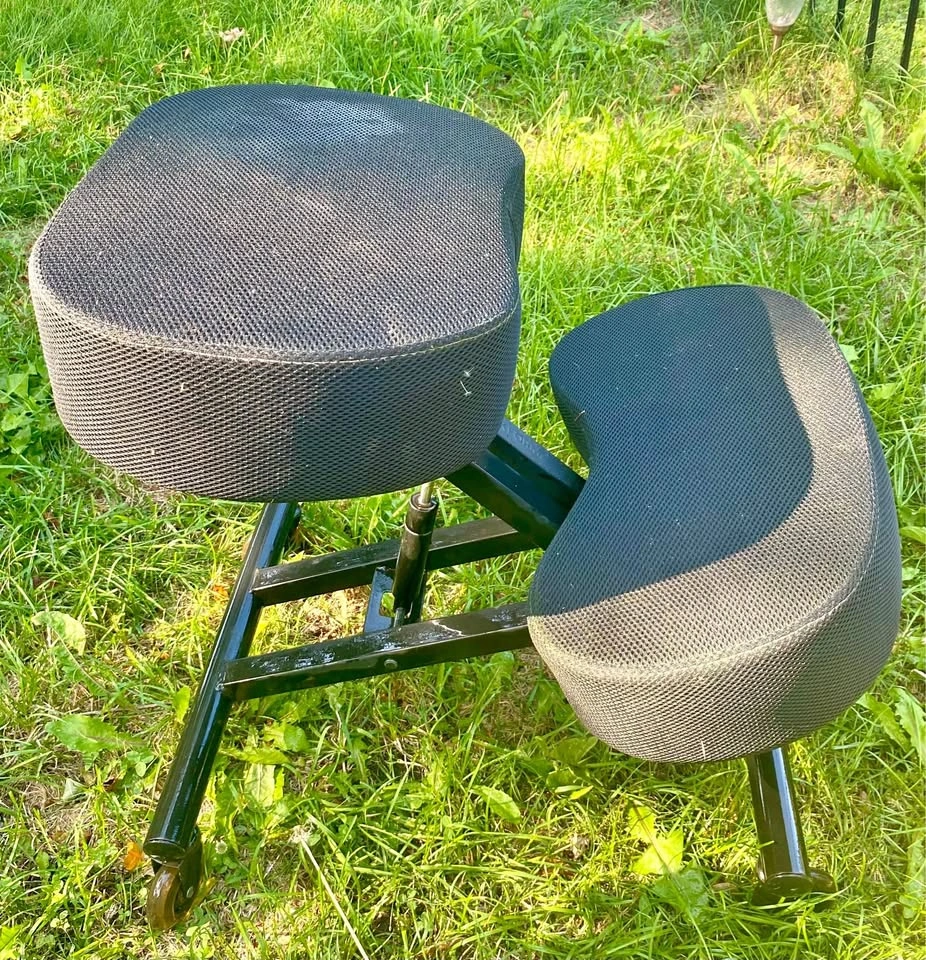 Sleekform ergonomic kneeling chair